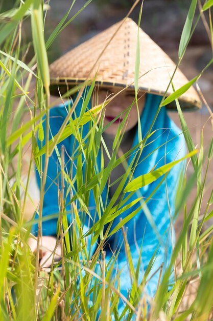 Chica joven con un sombrero de paja vietnamita