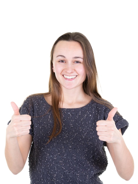 Chica joven sonriente feliz que muestra los pulgares para arriba