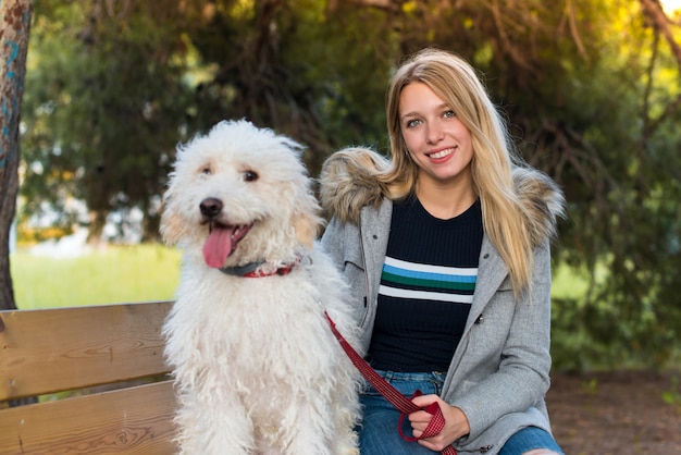 Chica joven con su perro en un parque