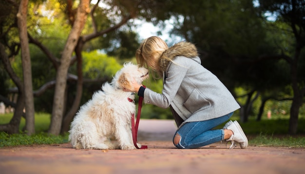 Chica joven con su perro en un parque