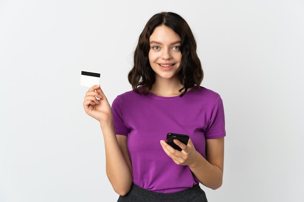 Chica joven con teléfono en blanco aislado