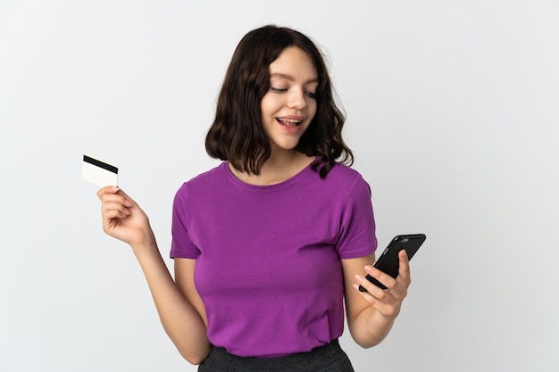 Chica joven con teléfono en blanco aislado