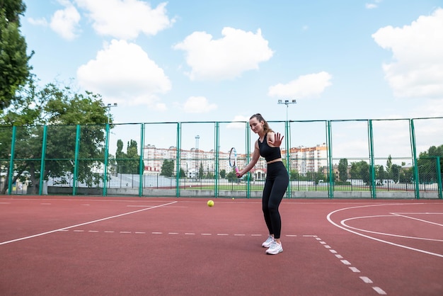 Chica joven de tenis está jugando en la pared Deporte profesional