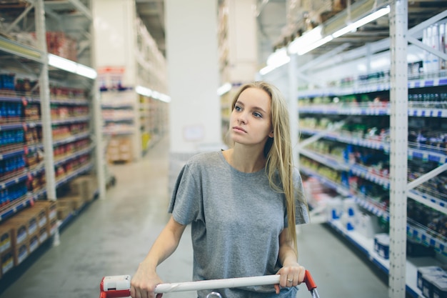 Chica joven en una tienda de mercado