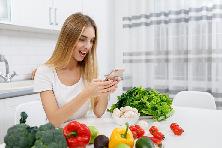 Chica joven tomando una foto de su comida natural verde