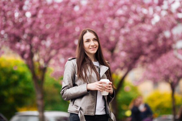 Chica joven con un traje elegante en el parque