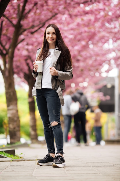 Chica joven con un traje elegante en el parque