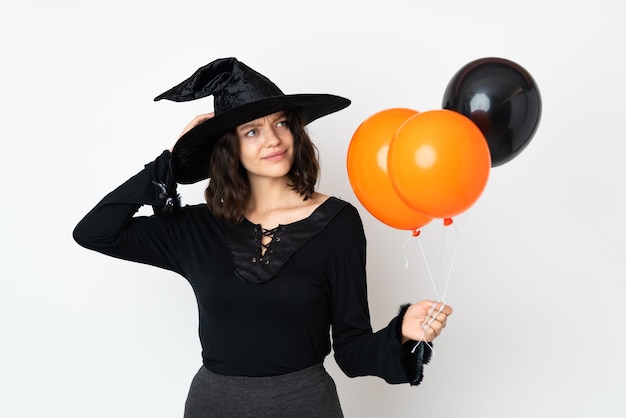 Chica joven en traje de halloween sentada en el suelo