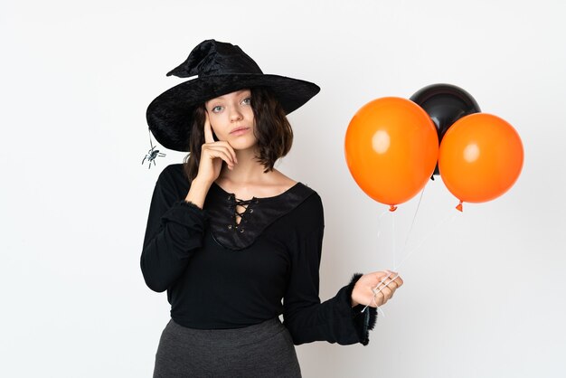 Chica joven en traje de halloween sentada en el suelo