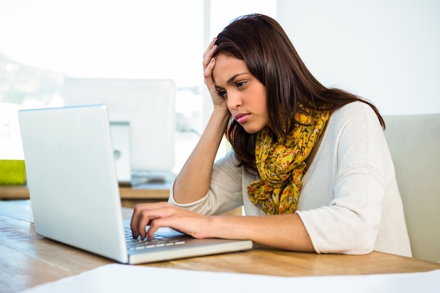 Chica joven usa su computadora en una oficina