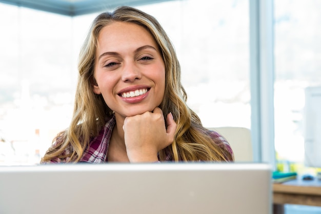 Chica joven usa su computadora en una oficina