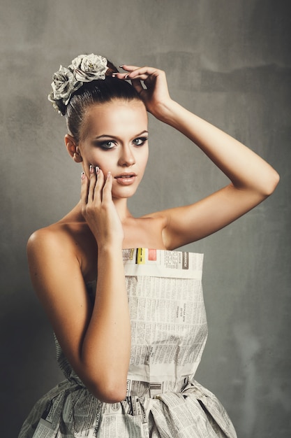 Chica joven en un vestido de papel hecho a mano.