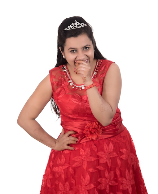 Chica joven en vestido rojo posando en blanco