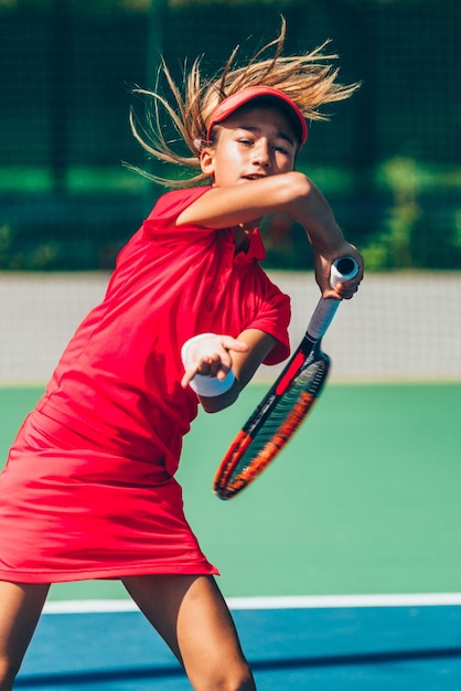 Chica jugando al tenis