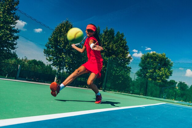 Chica jugando al tenis