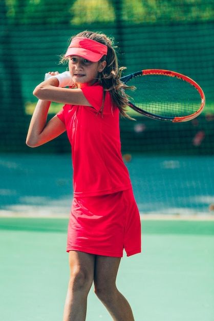 Chica jugando al tenis