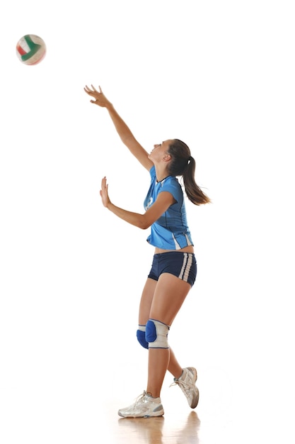 Foto una chica jugando al voleibol.