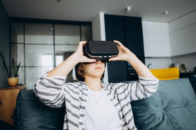 Chica jugando juegos de computadora en gafas de realidad virtual