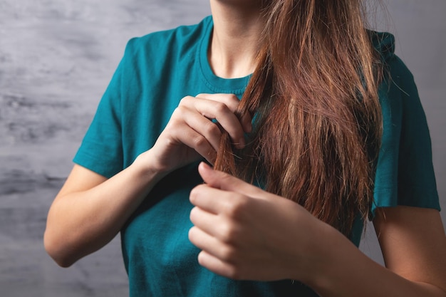 Chica jugando con su pelo