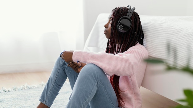 Chica jugando videojuegos con auriculares