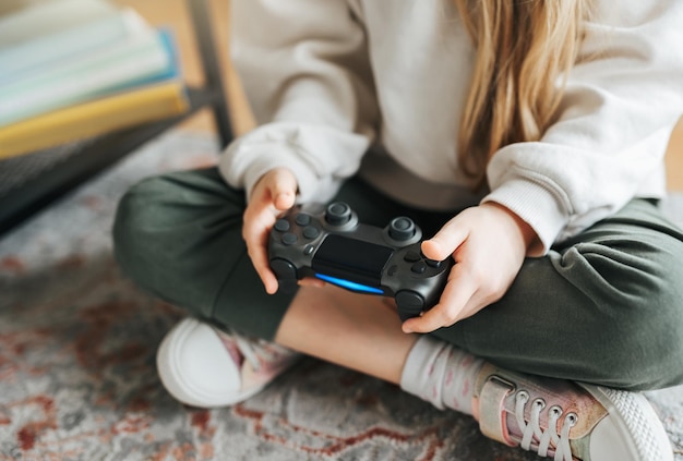 Chica jugando videojuegos en casa