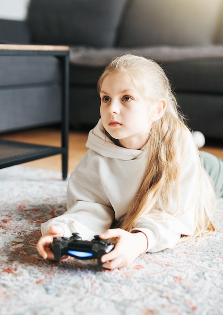 Chica jugando videojuegos en casa