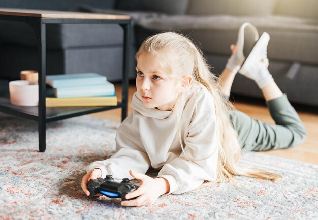 Chica jugando videojuegos en casa