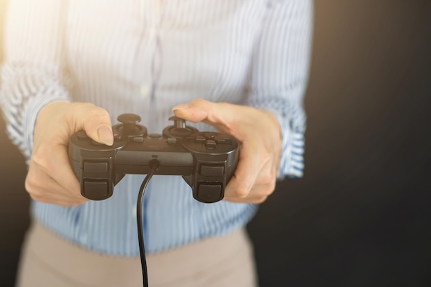 Chica jugando videojuegos con joystick.