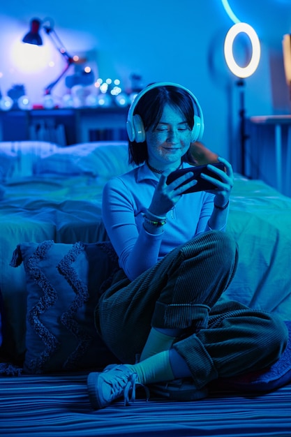 Chica jugando videojuegos en smartphone