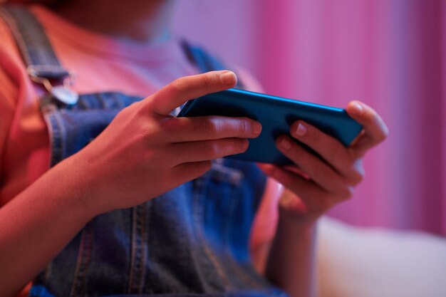 Chica jugando videojuegos en Smartphone