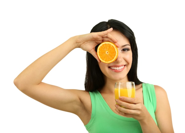 Chica con jugo fresco y naranja aislado en blanco