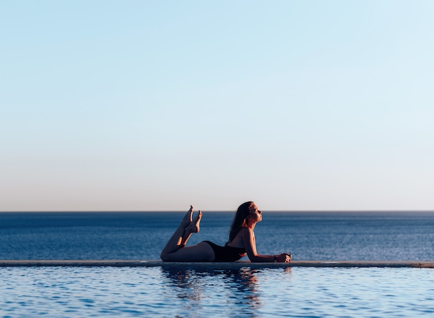 Chica junto a la piscina