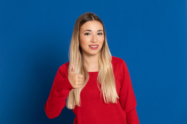 Chica justa con camiseta roja