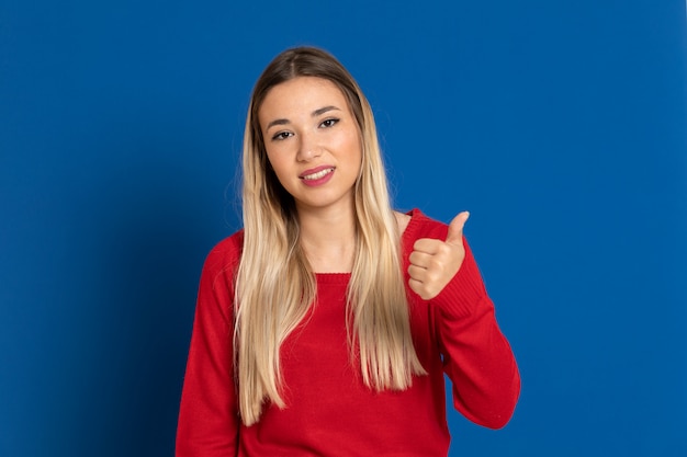 Chica justa con camiseta roja