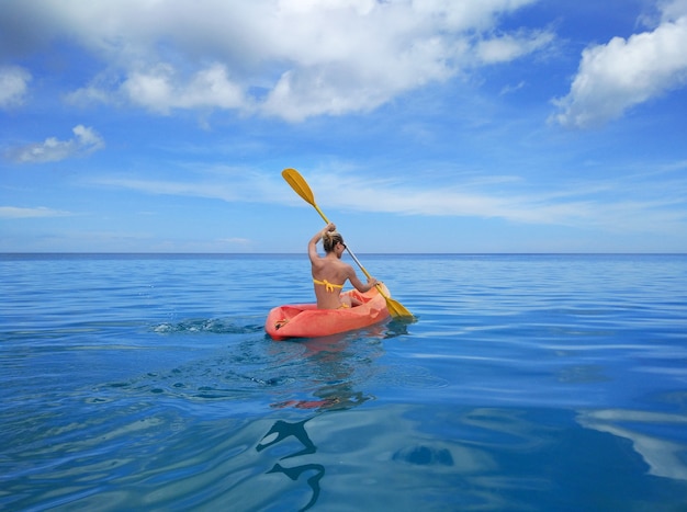 Chica en el kayak en las aguas azules, Varadero