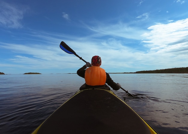 Chica en Kayak Deportes en kayak remando en un bote