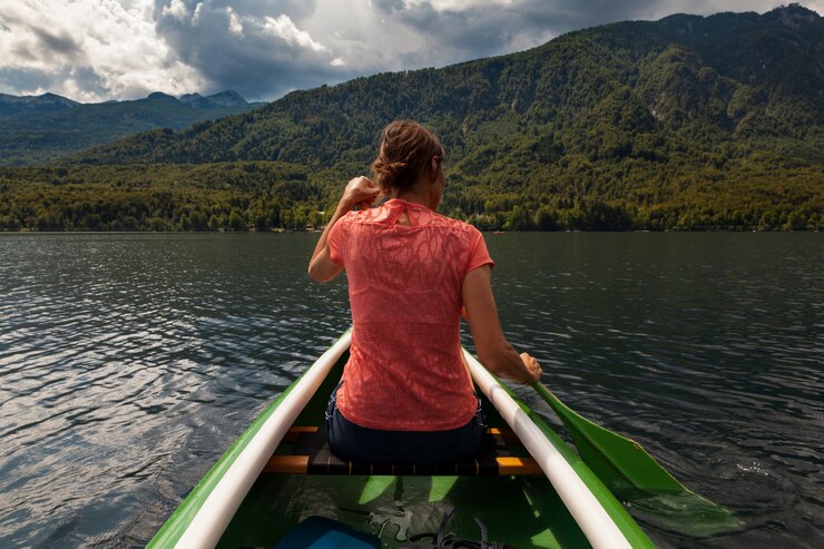 Foto chica en kayak en el lago bohinj