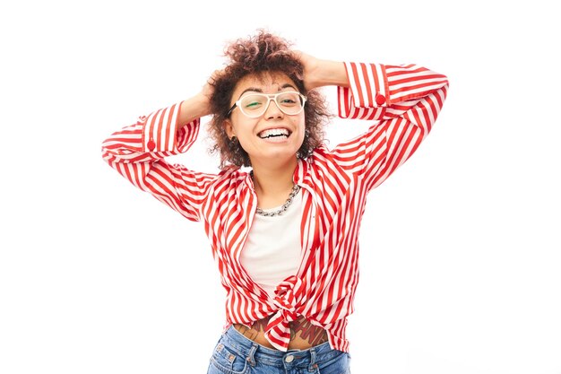 Chica kazaja afortunada positiva con peinado afro riéndose se regocija celebrando la victoria escuchó buenas noticias aisladas en fondo blanco