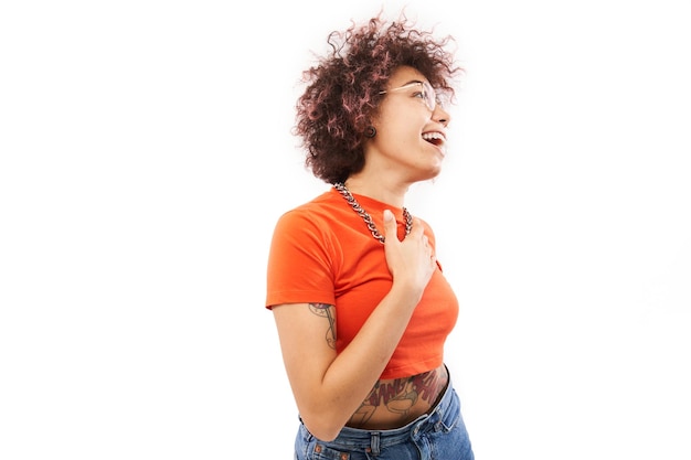 Chica kazaja afortunada positiva con peinado afro riéndose se regocija celebrando la victoria escuchó buenas noticias aisladas en fondo blanco