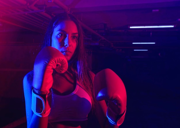 Una chica kickboxer entrenando en el ring