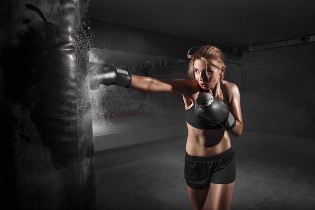 Mujer Kickboxer Vendas Boxeo Ropa Deportiva Practicando Puñetazo Mano Con:  fotografía de stock © Nomadsoul1 #224959360