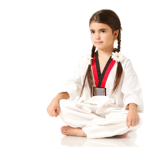 Chica en kimono blanco sentado en pose de yoga