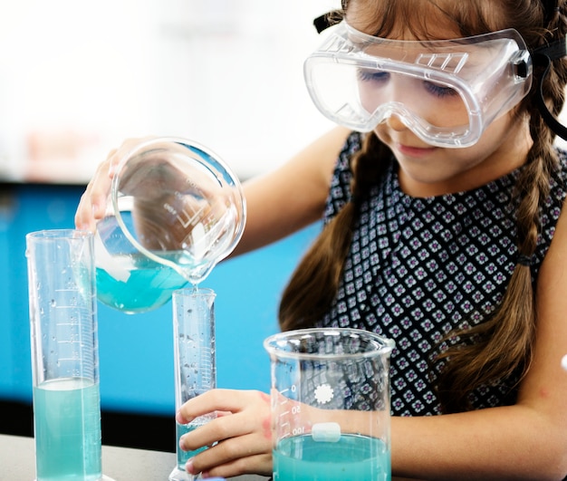 Chica en el laboratorio de ciencias