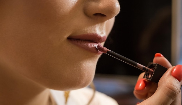 Chica de lápiz labial de maquillaje como concepto de belleza