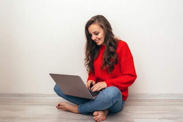 Chica con laptop en casa.