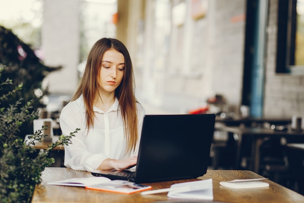 Chica con laptop