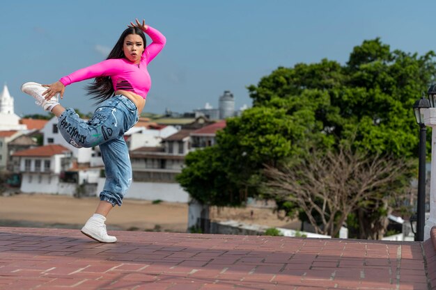 Chica latina joven bailando en la calle Panamá foto de archivo