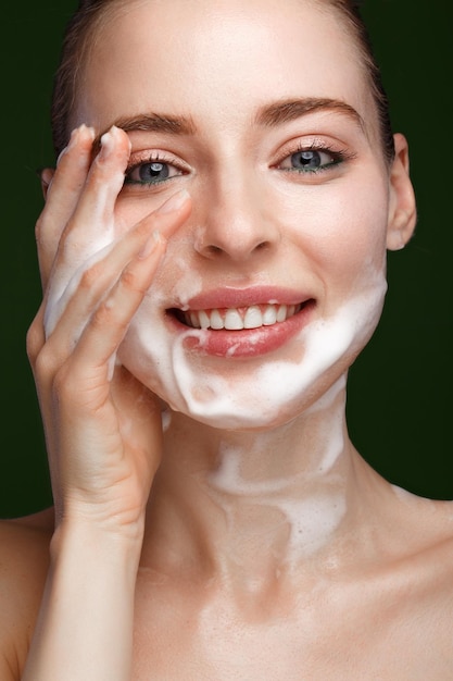 Chica con lavado facial