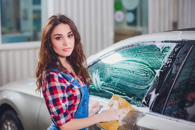 chica lavando un auto