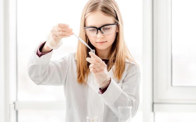 Chica en lección de química